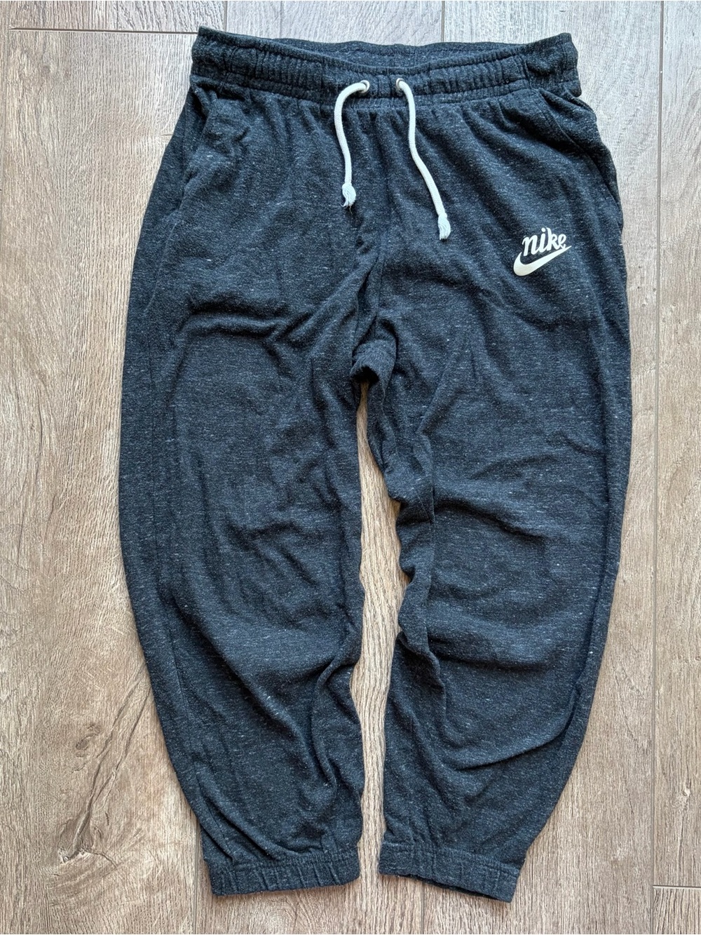 Nike black & grey cropped jogger sweatpants / capris 🩶